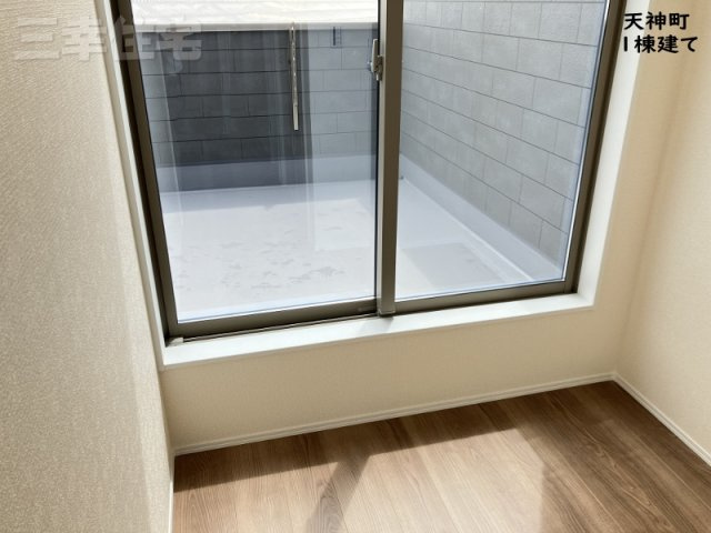 碧南市天神町の設備|お部屋を通らずにバルコニーへ！フリースペース1.5帖にご家族の本棚を置いてはいかが