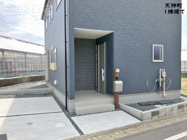 碧南市天神町の玄関|玄関の鍵はスマートキー、１階リビングにはシャッターも付いていて防犯対策も安心ですね