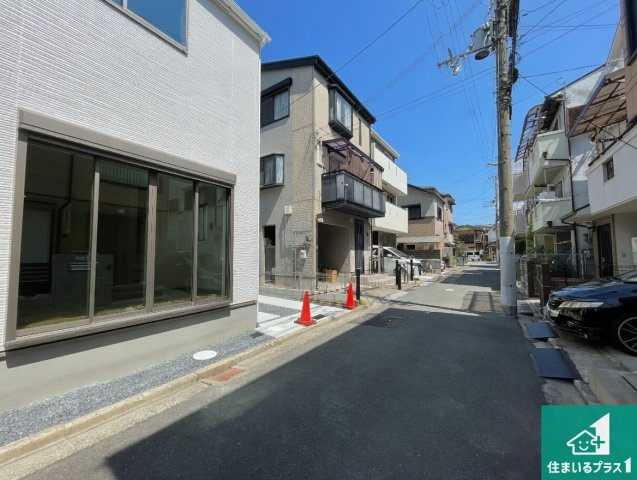 29日(土)30日(日)現地ご見学可能！高槻市深沢町　限定1邸の前面道路含む現地写真|周辺は閑静な住宅街！前面道路広々で車の出し入れも便利です。駐車が苦手な方でも安心して車庫入れできます！