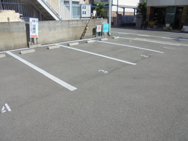 アパートメントハウス京口の駐車場