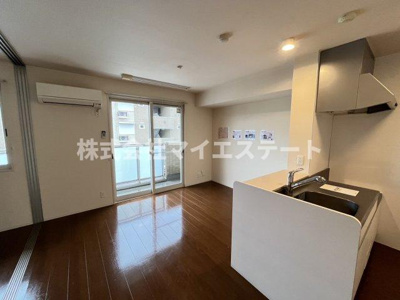 【居間・リビング】 | ライジングサン西宮 A棟 | 別部屋写真使用