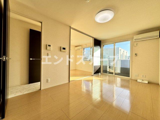 カラーズ ガーデンの居間・リビング|高崎、前橋、伊勢崎エリアのお部屋探しはエンドスケープまで！お客様の理想お聞かせ下さい♪
建具の色が異なる場合があります。