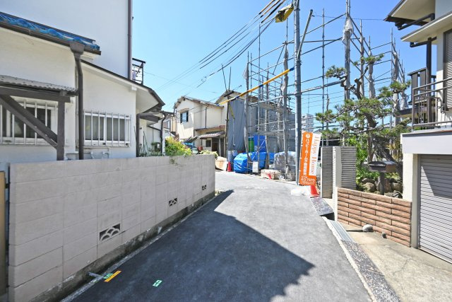 テラシエ伊丹6丁目新築一戸建て│4LDK+駐車駐輪の前面道路含む現地写真|阪急とJRの2沿線2駅利用可能で、神戸や大阪方面へもアクセスが容易です。物件について詳しい内容はお気軽にお問い合わせ下さい。