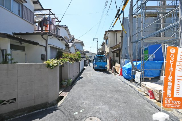 テラシエ伊丹6丁目新築一戸建て│4LDK+駐車駐輪の前面道路含む現地写真|東側前面道路、幅員4ｍ