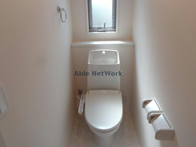 ＥＶＥＲ　ＢＬＵＥのトイレ|窓付きのトイレです