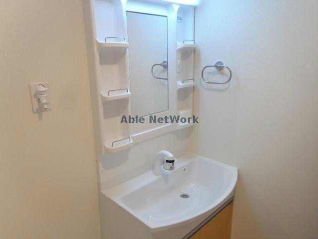 ＥＶＥＲ　ＢＬＵＥの洗面所|シャワー付きの独立洗面台です