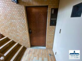 専用庭付き！4LDK南東角住戸♪ルミエール八事の玄関|共用通路からみた玄関前の様子
