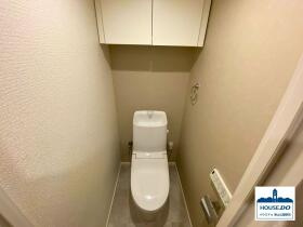 専用庭付き！4LDK南東角住戸♪ルミエール八事のトイレ|便利な棚付きトイレ。
最新の温水洗浄機能もしっかり付いています