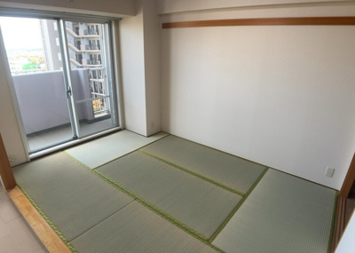【寝室】 | メイツ相模大野 | 寝室でゆっくりと過ごすためにはベッド周りの適度な空間を担保することや窓の位置、照明の明るさ、寝室の広さなどを考える必要があります。自身や家族の構成とライフスタイルに併せて寝室にする部屋を選びましょう！