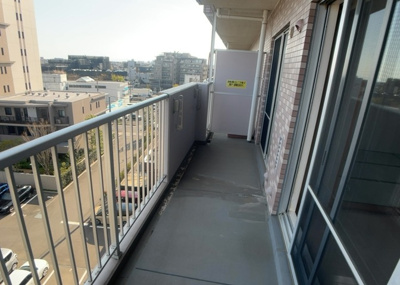 【バルコニー】 | メイツ相模大野 | バルコニーは、室外の専用スペースのうち、「屋根がなく開放された空間」であるものを指します。ベランダより広いタイプのものが多く、日当たりもよいため家庭菜園などを楽しみたい人にとって適した環境となります。