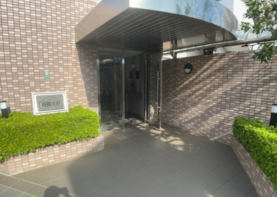 【エントランス】 | メイツ相模大野 | マンションのエントランスには、もともと風よけや防犯の役割がありますが、マンションによって宅配ボックスなどの設備が備わっている所もあります。日々の生活をイメージしながら生活しやすさをチェックしましょう。