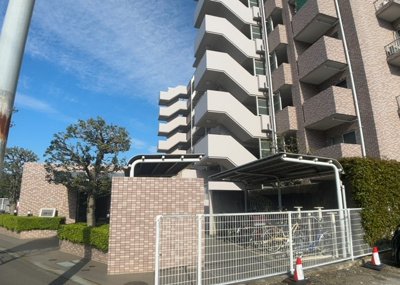 【現況写真】 | メイツ相模大野 | 外観はマンション管理がされているかの目安になります。築年数が古いと、壁面は劣化してひび割れが生じることも！建物が古びていても細かいところが修繕されていると、きちんと管理されているなぁと感じるでしょう。