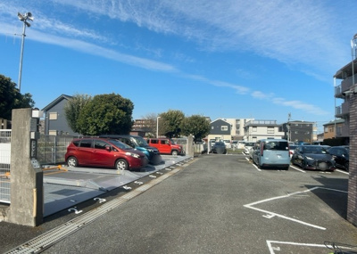 【駐車場】 | メイツ相模大野 | 車一台あたりに必要なスペースは、標準サイズの普通自動車で横幅2m50cm、長さ5mは必要になります。ただし、乗降のことも考慮して横幅3m30cm、長さ5m50cmほどは確保できるところを選びましょう。