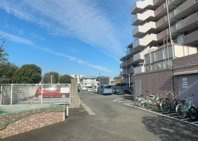 【駐車場】 | メイツ相模大野 | 駐車場と明記されていても、最小スペースでつくられた駐車場だと大型車は駐車できなかったり、出入りしにくくなったりする可能性があります。お車のサイズと購入したい物件の駐車場のサイズを現地で確認しましょう。