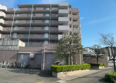 【庭】 | メイツ相模大野 | 物件によっては、入居者が個人的に使用できる専用庭がついているものもあります。また、住宅の中にある土間の部分を庭と呼ぶこともあります。庭の用途は住む人によって変わり、それによってデザインもさまざまです。
