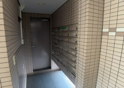 【設備】 | メイツ相模大野 | エントランス付近に設置されている集合ポストは、住んでいる部屋と離れているため、ポストをあさるなど誰かに何かされていても被害に気づきにくいです。入居する時には他人に特定されにくい番号で鍵をかけましょう！