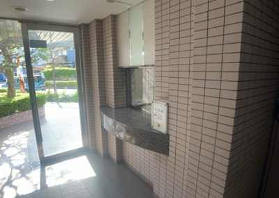 【受付】 | メイツ相模大野 | 受付はマンションコンシェルジュがいる場合もあれば、管理人が滞在する小部屋を総称して呼ぶことがあります。主にエントランスに設置されていることから、防犯面でも期待ができます。防犯設備がない場合はより安心！