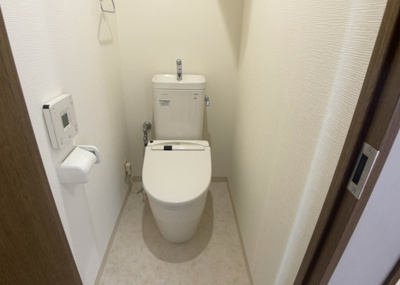 【トイレ】 | メイツ相模大野 | トイレは大きさや形、機能、抗菌性などが異なる多種多彩なタイプが各メーカーから出ています。それぞれに良さがあるため、事前にどういったタイプのトイレがいいのかをご家庭内で決めて、内見に行くといいでしょう。