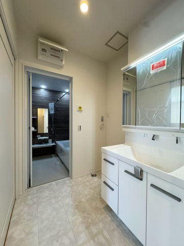 SUN COURTーサンコート－小倉南区葛原東2丁目【小倉南区　新築戸建て】の独立洗面台|キレイアップカウンターで継ぎ目が無いので汚れも溜まりにくく簡単にお掃除が出来ます♪【小倉南区　新築戸建て】