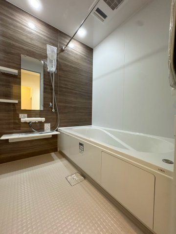 SUN COURTーサンコート－小倉南区葛原東2丁目【小倉南区　新築戸建て】の浴室|半身浴ができるベンチ付の節水型浴槽です♪　【小倉南区　新築戸建て】