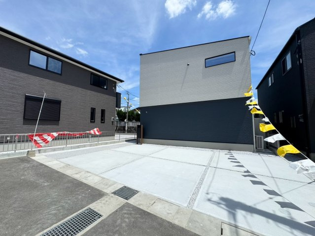 SUN COURTーサンコート－小倉南区葛原東2丁目【小倉南区　新築戸建て】の駐車場|駐車スペースは並列３台可能♪広々と使用できます♪【小倉南区　新築戸建て】