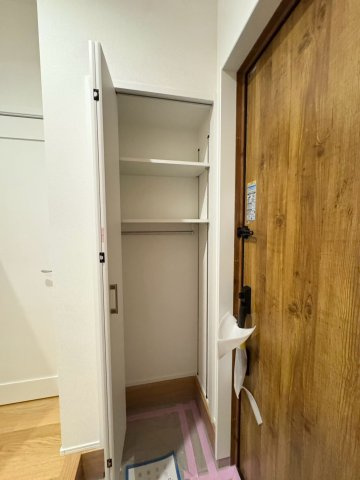 SUN COURTーサンコート－小倉南区葛原東2丁目【小倉南区　新築戸建て】の収納|玄関には収納完備♪上着などもかけれます♪【小倉南区　新築戸建て】