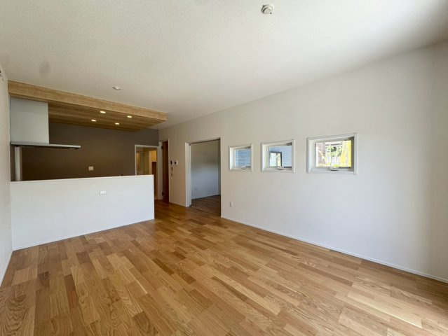 SUN COURTーサンコート－小倉南区葛原東2丁目【小倉南区　新築戸建て】の居間・リビング|１６帖の広々としたリビングダイニングは日当たり良好です♪【小倉南区　新築戸建て】