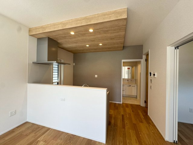 SUN COURTーサンコート－小倉南区葛原東2丁目【小倉南区　新築戸建て】のキッチン|下がり天井がお洒落なキッチン♪【小倉南区　新築戸建て】
