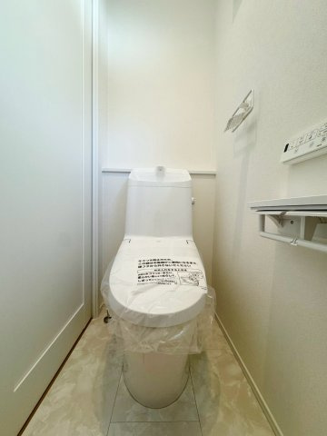 SUN COURTーサンコート－小倉南区葛原東2丁目【小倉南区　新築戸建て】のトイレ|パワーストリーム洗浄で隅々までしっかり汚れを洗い流し、節水もできるトイレ♪【小倉南区　新築戸建て】