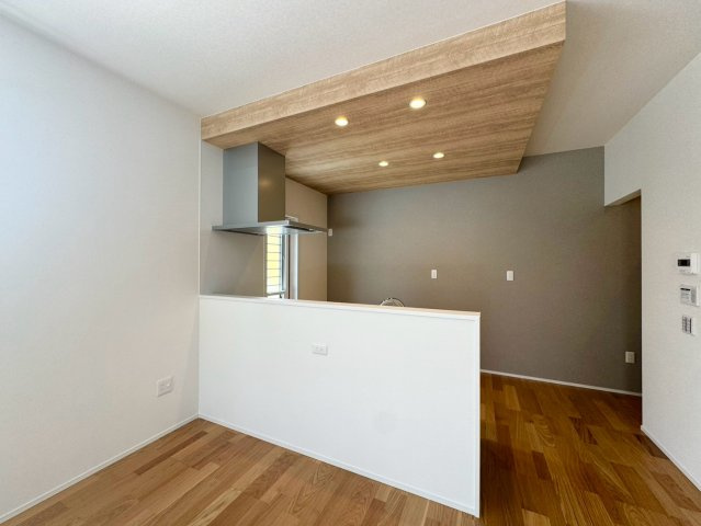 SUN COURTーサンコート－小倉南区葛原東2丁目【小倉南区　新築戸建て】のキッチン|下がり天井がお洒落なキッチン♪【小倉南区　新築戸建て】
