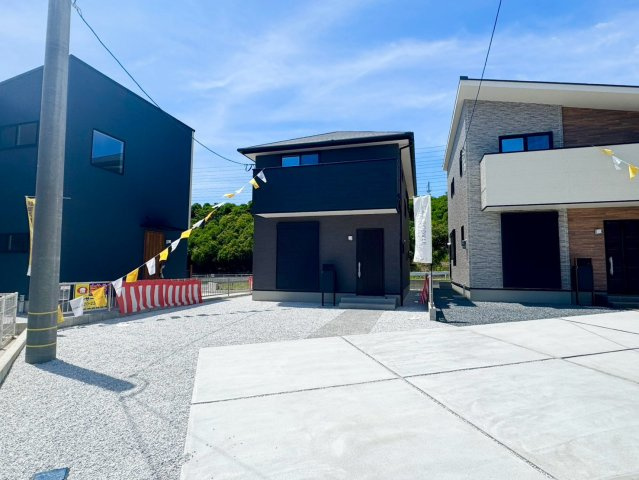 SUN COURTーサンコート－小倉南区葛原東2丁目【小倉南区　新築戸建て】の駐車場|駐車スペースは並列２台可能♪広々と使用できます♪【小倉南区　新築戸建て】