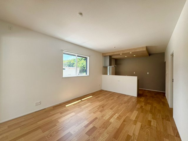 SUN COURTーサンコート－小倉南区葛原東2丁目【小倉南区　新築戸建て】の居間・リビング|下がり天井がお洒落なキッチン♪【小倉南区　新築戸建て】