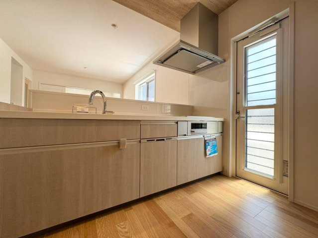 SUN COURTーサンコート－小倉南区葛原東2丁目【小倉南区　新築戸建て】のキッチン|勝手口があり出入りが便利なキッチン♪【小倉南区　新築戸建て】