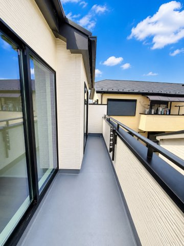 吉川市　中曽根1丁目　新築戸建　全9棟のバルコニー|落ち着いた時間を過ごせるバルコニーです