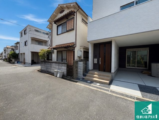 摂津市鳥飼新町　第1期　新築一戸建ての前面道路含む現地写真|周辺は閑静な住宅街！前面道路広々で車の出し入れも便利です。駐車が苦手な方でも安心して車庫入れできます！