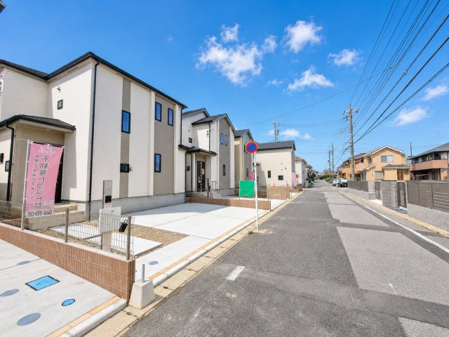 吉川市　中曽根1丁目　新築戸建　全9棟の前面道路含む現地写真|前面道路含む現地写真です