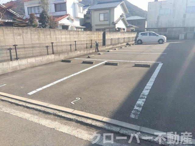 レオネクスト旭町の駐車場