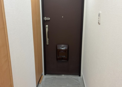 【玄関】 | グリーンコーポ淵野辺 | 玄関は家の顔でもあり、家族以外の目にも止まる場所です。玄関は外との間を仕切る扉、靴などをしまっておく収納スペース、靴脱ぎのたたきスペース、来客とのやり取りをするドアホンなど複数のアイテムからなります。