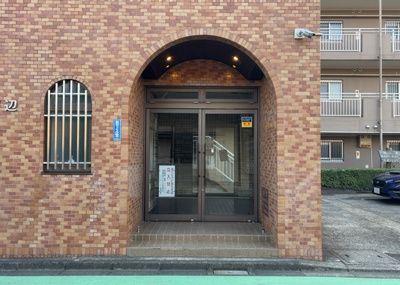 【エントランス】 | グリーンコーポ淵野辺 | マンションのエントランスには、もともと風よけや防犯の役割がありますが、マンションによって宅配ボックスなどの設備が備わっている所もあります。日々の生活をイメージしながら生活しやすさをチェックしましょう。