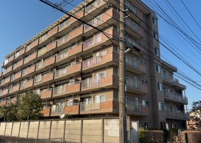 【外観】 | グリーンコーポ淵野辺 | 外観はマンション管理がされているかの目安になります。築年数が古いと、壁面は劣化してひび割れが生じることも！建物が古びていても細かいところが修繕されていると、きちんと管理されているなぁと感じるでしょう。