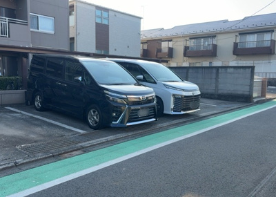 【駐車場】 | グリーンコーポ淵野辺 | 車一台あたりに必要なスペースは、標準サイズの普通自動車で横幅2m50cm、長さ5mは必要になります。ただし、乗降のことも考慮して横幅3m30cm、長さ5m50cmほどは確保できるところを選びましょう。