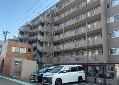 【外観】 | グリーンコーポ淵野辺 | ＲＣ造、Reinforced Concreteは直訳すると補強されたコンクリートです。主に柱や梁・床・壁が鉄筋とコンクリートで構成おり、鉄筋を組んだ型枠にコンクリートを流し込んで固めたものを指します。