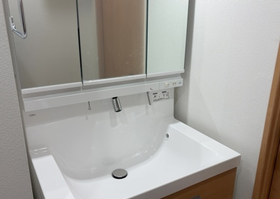 【独立洗面台】 | グリーンコーポ淵野辺 | 洗面化粧台では顔を洗ったり、身だしなみを整えることが本来の使い方ですが、用途によっては洗面化粧台に求められる機能が違ってくるため、ご自身や家族のライフスタイルに合ったものを選ぶことをおすすめ致します。
