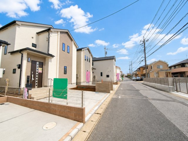 吉川市　中曽根1丁目　新築戸建　全9棟の前面道路含む現地写真|前面道路含む現地写真です