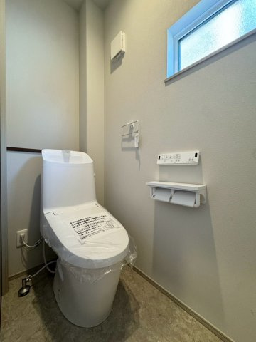 ARCHI DAYSーアーキデイズ－小倉南区葛原東2丁目【小倉南区　新築戸建て】のトイレ|1階トイレ♪パワーストリーム洗浄で隅々までしっかり汚れを洗い流し、節水もできるトイレ♪【小倉南区　新築戸建て】