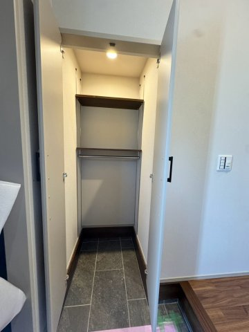 ARCHI DAYSーアーキデイズ－小倉南区葛原東2丁目【小倉南区　新築戸建て】の玄関|玄関には上着もかけれる収納完備♪【小倉南区　新築戸建て】