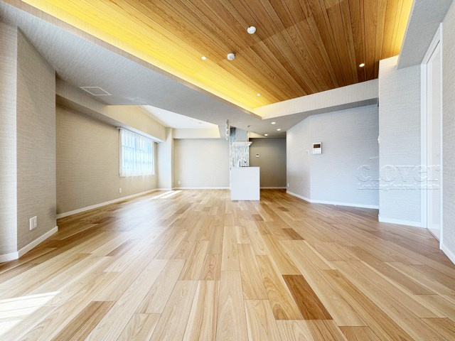 【居間・リビング】 | 四谷ガーデニア | 広くスペースをとってあるLDK。この空間に、どのように家具を配置していくのかを考えるのが、住宅購入時のなによりの楽しみです。～即日のご見学可能～　お問合せはお気軽にどうぞ。
