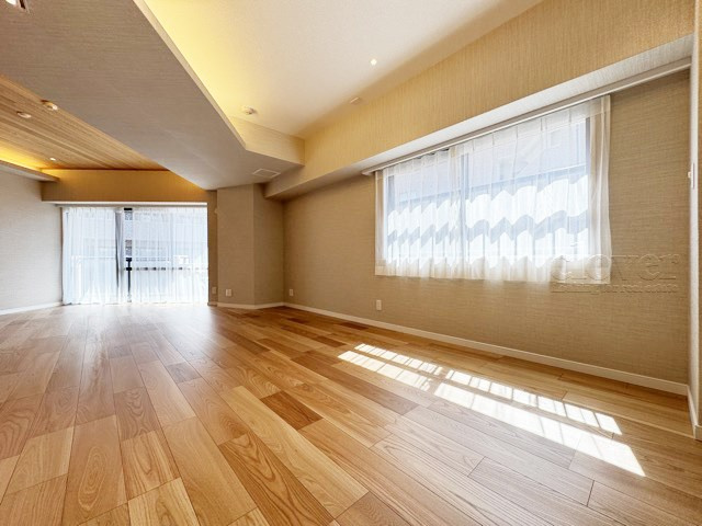 【居間・リビング】 | 四谷ガーデニア | 広くスペースをとってあるLDK。この空間に、どのように家具を配置していくのかを考えるのが、住宅購入時のなによりの楽しみです。～即日のご見学可能～　お問合せはお気軽にどうぞ。

