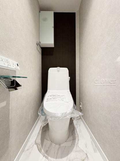 【トイレ】 | 四谷ガーデニア | 上部に収納を備えたトイレです。自宅の中でも最もプライベートな空間だからこそ、ほしい「落ち着き」がここにあります。～即日のご見学可能～　お問合せはお気軽にどうぞ。
