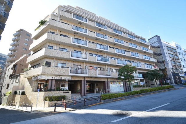 【現況写真】 | 四谷ガーデニア | 外観と前面道路の様子。～即日のご見学可能～　お問合せはお気軽にどうぞ。
